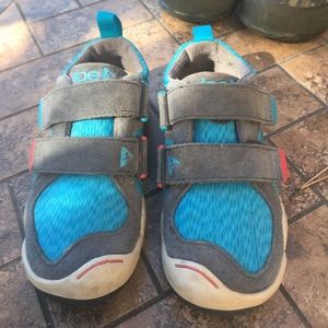 Plae blue and gray shoes.